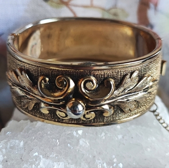 Vintage Smooth Gold Tone Plated Impressed Wreath Festoon Pattern Bangle Bracelet - Picture 14 of 14